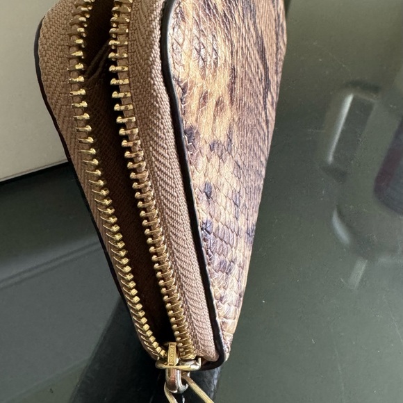 Michael Kors Wallet. Gently used - Picture 6 of 6